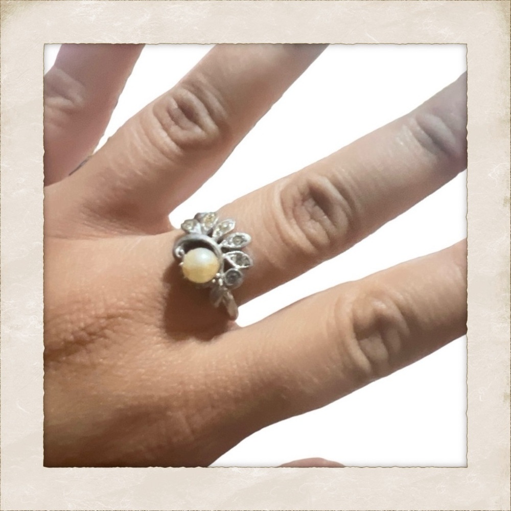 Avon vintage‎ Dainty Feminine Silver and Pearl Ring with Rhinestones, Size 9.5